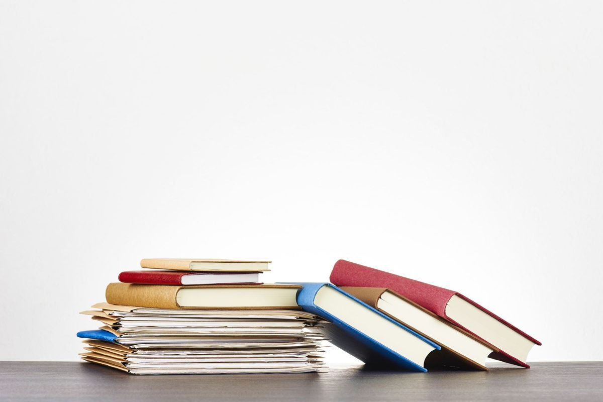 Pilha de livros sobre uma mesa