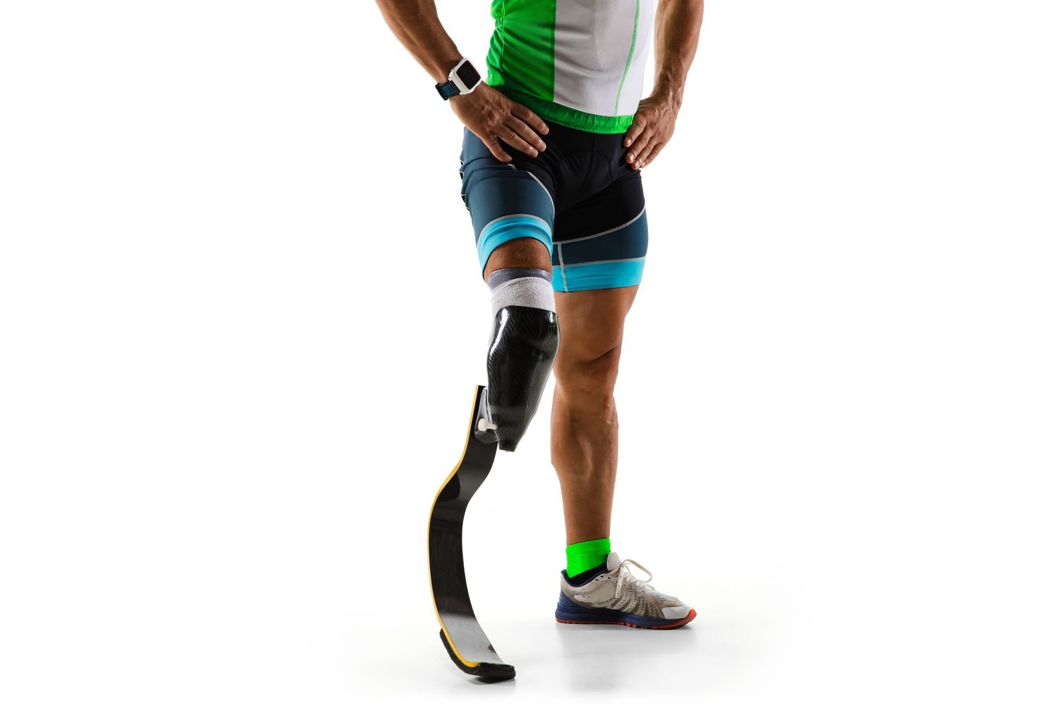 Atleta com prótese transtibial de corrida em pé, apoiado sobre o pé protético